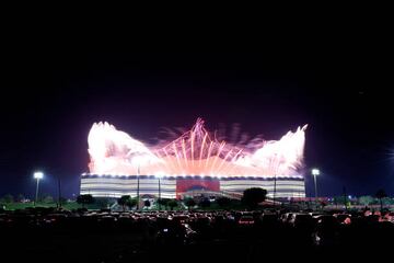 Fuegos artificiales durante la ceremonia de apertura de la Copa Mundial de la FIFA Qatar 2022.