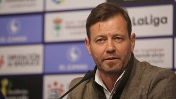 Manuel Mosquera da una rueda de prensa como técnico del Extremadura UD.