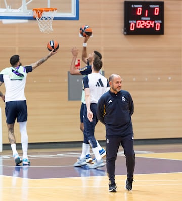 Chus Mateo, al inicio del entrenamiento de ayer, con Poirier, Tavares y Hezonja bajo una de las canastas.