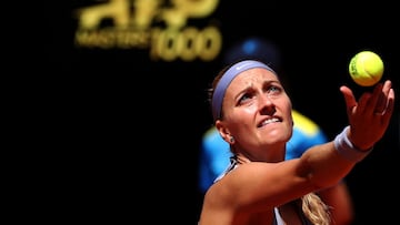 Petra Kvitova saca durante su partido ante Magda Linette en el WTA 1.000 de Roma.