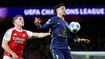 LONDON (United Kingdom), 21/10/2025.- Jose Maria Gimenez (R) of Atletico Madrid in action against Viktor Gyokeres (L) of Arsenal during the UEFA Champions League league phase match between Arsenal FC and Atletico Madrid, in London, Britain, 21 October 2025. (Liga de Campeones, Reino Unido, Londres) EFE/EPA/NEIL HALL