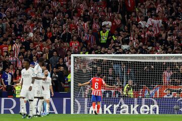 El capitán del Atlético de Madrid, también se acercó a la zona donde se produjeron los lanzamientos.