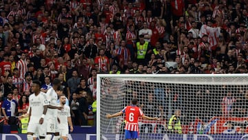 El capitán del Atlético de Madrid, también se acercó a la zona donde se produjeron los lanzamientos.