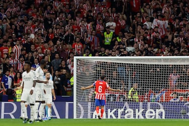 El capitán del Atlético de Madrid, también se acercó a la zona donde se produjeron los lanzamientos.