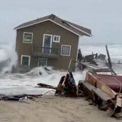 Graban cómo las olas se llevan dos casas en una zona de surf