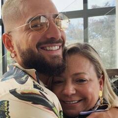 Critican a Maluma por besar a su madre en la boca