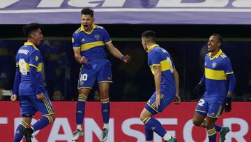 Boca Juniors' Paraguayan midfielder Oscar Romero (2-L) celebrates with teammates after scoring a free-kick against Platense during their Argentine Professional Football League tournament match at La Bombonera stadium in Buenos Aires, on August 6, 2022. (Photo by Alejandro PAGNI / AFP)