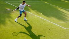 El tenista serbio Novak Djokovic entrena sobre las pistas de hierba de Wimbledon para la edición de 2024.