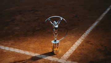 La estatuilla de Cartier que premia a los mejores del mundo, sobre la tierra de la Caja Mágica donde estos días arranca el Mutua Madrid Open.