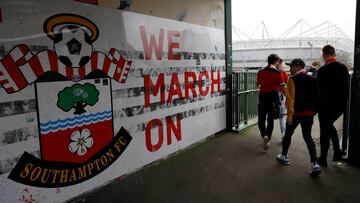 Jugadores del Southampton, en el momento de salir al estadio.