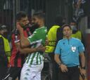 Esto no tiene cabida en el fútbol: la pelea en el Leverkusen-Betis que acabó con dos expulsados...