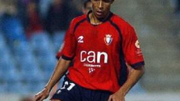 <b>APOYO.</b> El jugador de Osasuna asegura que lo que le ocurrió a Eto'o es algo que se repite en algunas ocasiones.