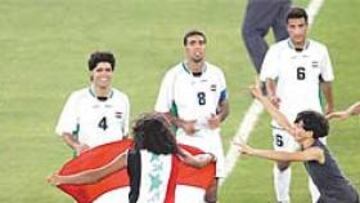 <b>ALEGRÍA DESBORDADA. </b>Unas aficionadas saltaron al campo para festejar la victoria del domingo frente a Costa Rica.