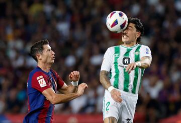 Héctor Bellerín despeja el balón ante la atenta mirada de Robert Lewandowski.