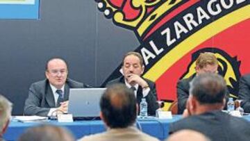 <b>JUNTA GENERAL. </b>Bandrés, Agapito, Melero, Fabre y Ubieto, de izquierda a derecha, durante la última Junta General de Accionistas del Real Zaragoza SAD.