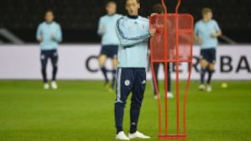 Mesut Özil está en la lista de Alemania para el partido frente a Holanda.