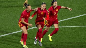 GRAF4614. LEGAN&Eacute;S (ESPA&Ntilde;A), 08/11/2018.- La extremo de la selecci&oacute;n espa&ntilde;ola Andrea Falcon (c), festeja el primer gol de Espa&ntilde;a durante el partido entre las selecciones absolutas femeninas de Espa&ntilde;a y Polonia, est