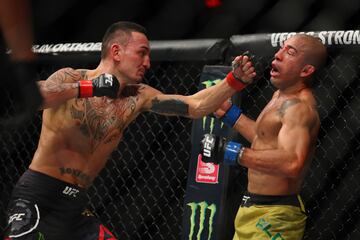 Max Holloway y José Aldo durante el combate.