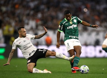 La entrada de Maycon a Endrick en el Corinthians-Palmeiras del Brasileirao.