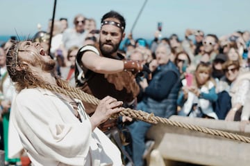 Un vecino interpreta a Jesús durante la representación de la  Pasión Viviente, a 7 de abril de 2023, en Castro Urdiales, Cantabria, (España). La Pasión Viviente es una representación que se desarrolla  el día de Viernes Santo y que está declarada Fiesta de interés turístico nacional. El origen de la Pasión Viviente es del año 1984, cuando un grupo de jóvenes deciden, junto al Padre «Sandalio», crear la representación de la Pasión de Cristo. Para ello la ciudad se transforma en un escenario donde más de 600 vecinos reviven la Pasión de Cristo en 15 escenas que representan por las calles del casco histórico.