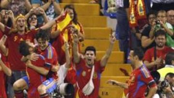 <b>PRIMER GOL. </b>Silva celebra con Piqué el primer gol del partido. Cazorla y Villa se dirigen también a felicitarle. La grada vivió una auténtica fiesta.