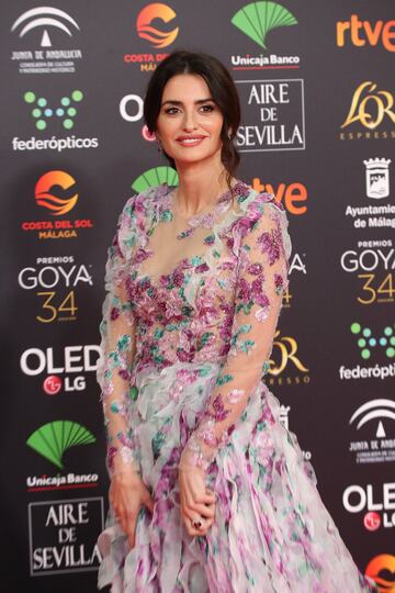 La actriz Penélope Cruz posa con un vestido de flores de Ralph & Russo.