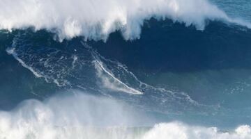 También hay fotos de esta ola candidatas al premio XXL Biggest Wave hechas por Pedro Cruz, Rafael G Riancho y Manuel Ricardo.