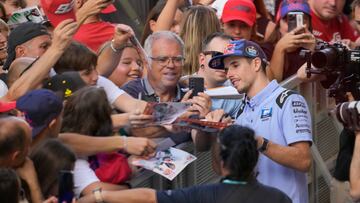 Álex Márquez firma autógrafos este jueves en el Circuito de Barcelona-Cataluña.