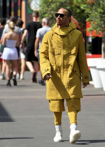 Lewis Hamilton sigue tratando de marcar tendencia a su llegada a los circuitos. Para el GP de Espa?a que se disputa este fin de semana en el circuito de Montmel車 eligi車 un llamativo, y abrigado, modelo de color amarillo.