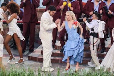 Bad Bunny brilla en su fiesta latina: “Lo único más poderoso que el odio es el amor”