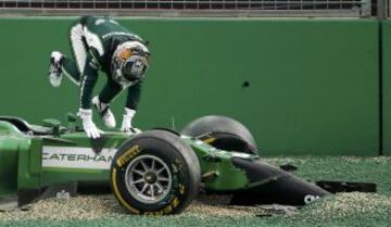 El piloto de Fórmula Uno Kamui Kobayashi sale de su coche después de chocar en el inicio del Gran Premio de F1 de Australia en el circuito de Albert Park.