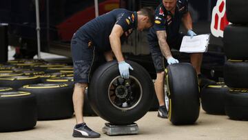 Técnicos de Pirelli.