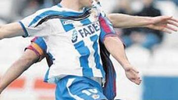 <b>SIN SUERTE.</b> Javier Arizmendi tuvo ayer una mala tarde y el Deportivo, con muy pocos recursos en ataque, lo notó mucho.