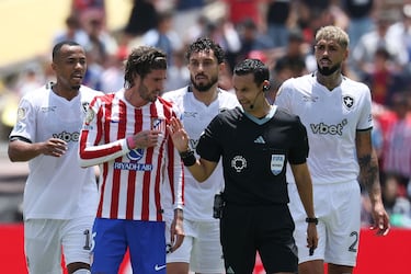 Rodrigo de Paul con el árbitro mexicano, César Arturo Ramos.