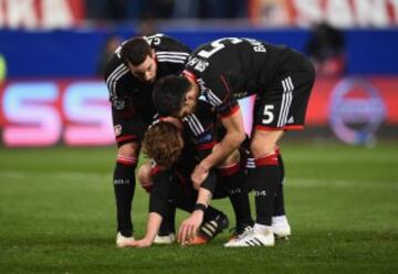 Los compañeros de Stephan Kiessling consuelan al alemán tras fallar el último penalti de la tanda.