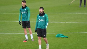 Javi Siverio y Giorgi Papunashvilii, en el entrenamiento de ayer en las Instalaciones de La Albericia.