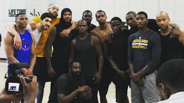 Harden y Chris Paul entrenan en New York con 'Hoodie Melo'