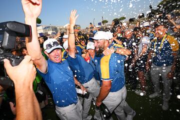 Justin Rose, Jon Rahm y sus compañeros del equipo de Europa celebraron haber ganado la Ryder Cup.