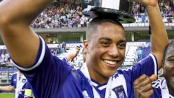 Tielemans, con el trofeo que le acredita como supercampeón belga con el Anderlecht.