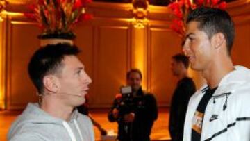 Messi saluda a Cristiano en la entrega del Bal&oacute;n de Oro.