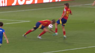 España evita un penalti tras una extraña decisión arbitral