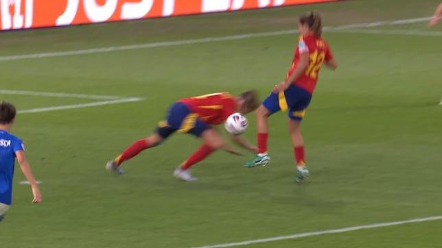 España evita un penalti tras una extraña decisión arbitral