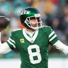 What draft position was Aaron Rodgers selected and what college did he play for?