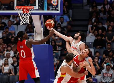 El jugador español Álex Abrines entra a canasta ante el canadiense Dwight Powell.