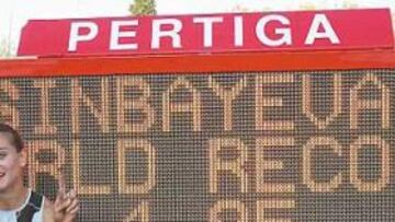 <b>PLUSMARQUISTA. </b>Yelena Isinbayeba posa junto al marcador que registra el nuevo récord mundial de salto con pértiga.