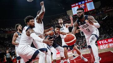 Antetokounmpo, rodeado de jugadores estadounidenses durante el partido