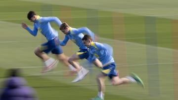 Bernal, De Jong y Casadó, en carrera en el entrenamiento de ayer.