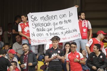 Estos fueron los mensajes que desplegaron los aficionados durante el partido Santa Fe - Cali en el marco del Paro Nacional.