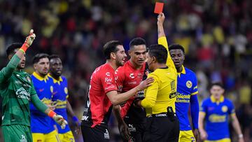 Referee Fernando Guerrero shows red card to Anderson Santamaria of Atlas during the 10th round match between Atlas and America as part of the Torneo Clausura 2024 Liga BBVA MX at Jalisco Stadium on March 02, 2024 in Guadalajara, Jalisco, Mexico.