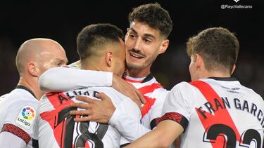 Fran, Óscar e Isi felicitan a Álvaro por el 0-1.